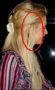 Paris Hilton portant des extensions à anneaux